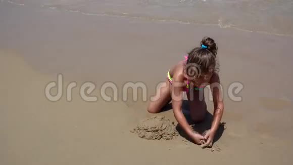 在海沙滩玩耍的儿童热带异国海上海岸线上的小女孩视频的预览图