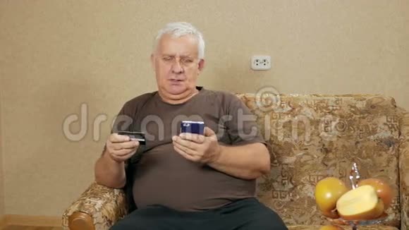 老年人在网上银行信用卡支付购买费用他在电话里仔细地介绍了一个信用卡号码视频的预览图