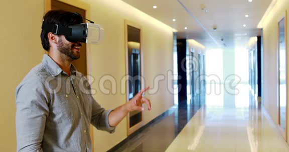 男性高管使用走廊虚拟现实耳机视频的预览图