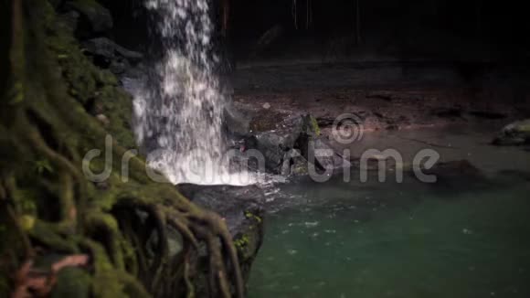 瀑布和热带洞穴慢速运动视频的预览图