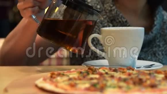 女人要喝茶吃披萨视频的预览图