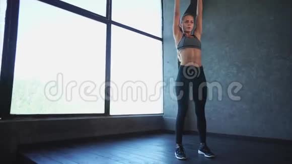做健身运动的漂亮女人她在健身房举起哑铃体育训练视频的预览图