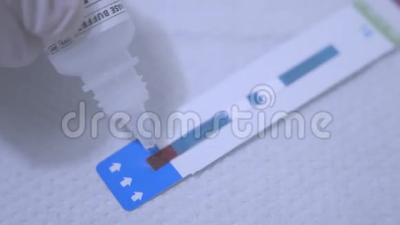 将试剂滴在试纸条上血hiv试纸希夫血检视频的预览图