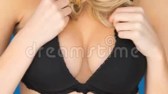 女性乳沟视频的预览图