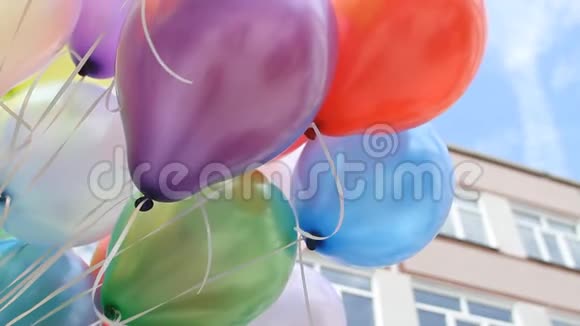 五颜六色的气球与欢乐的庆祝晚会背景视频的预览图