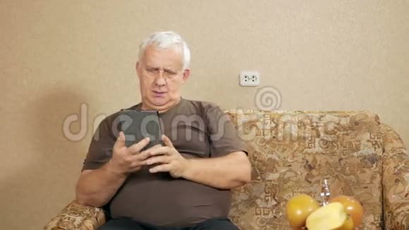平板电脑时代的男人在网上和亲戚交流他挥动手问不同的问题视频的预览图