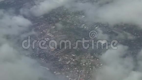 在莫斯科地区的多云地区降落时从飞机上看到的录像视频的预览图