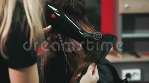 理发店的烘干和发型女理发师发式视频的预览图