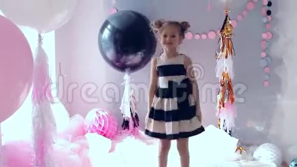 穿裙子的小公主拿着她的头发白色背景视频的预览图