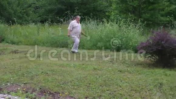 人走在割草上两束野花和手势视频的预览图