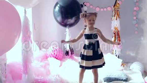 穿裙子的小公主拿着她的头发白色背景视频的预览图