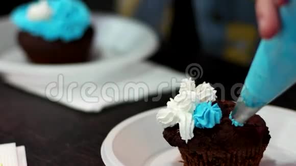 烹饪大师班设计的小蛋糕奶油小蛋糕从糕点袋中取出视频的预览图