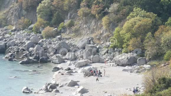 在黑海的洛基海岸几乎没有人带帐篷在野外露营视频的预览图