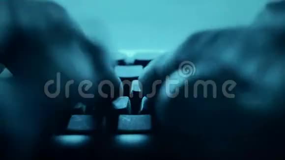 电脑黑客在键盘上输入代码网络罪犯视频的预览图