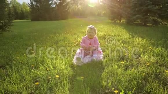 微笑的孩子坐在草地上视频的预览图