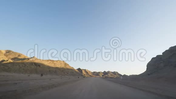 在纳米比亚沙漠的砾石上开车离开公路旅行目的地是非洲纳米比亚从车载摄像头上看视频的预览图