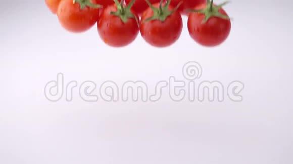 几个熟番茄正落在桌子上视频的预览图