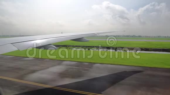 从窗户看到飞机的机翼航空和客运视频的预览图