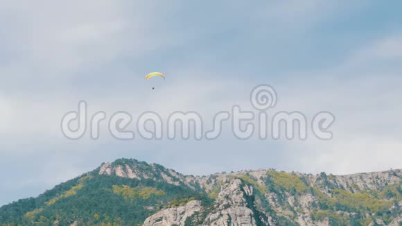 黄色滑翔伞逆天飞行的剪影视频的预览图