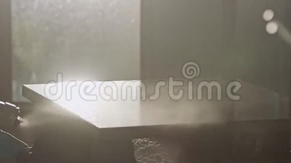 工人用喷漆粉刷厨房木门的缓慢动作视频的预览图