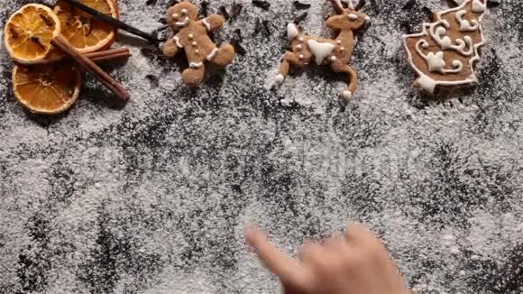 孩子们用手在面粉里画一棵圣诞树视频的预览图