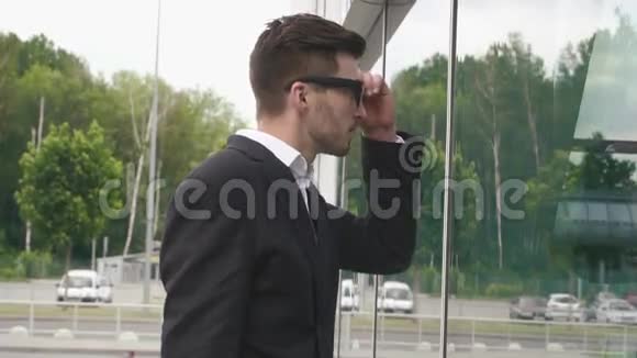 一个戴眼镜的年轻商人在镜子里搞鬼视频的预览图