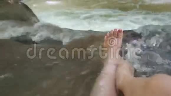 女人光着脚在瀑布里视频的预览图