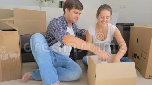 幸福的年轻女子为新公寓丈夫送给她的钥匙而高兴视频的预览图