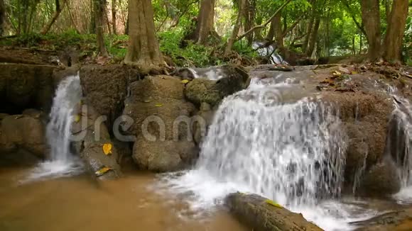 4泰国Kanchanaburi的K自然水落在周围环境中视频的预览图