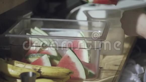 黄瓜和西瓜在街头美食节上做新鲜柠檬水的酒保视频的预览图