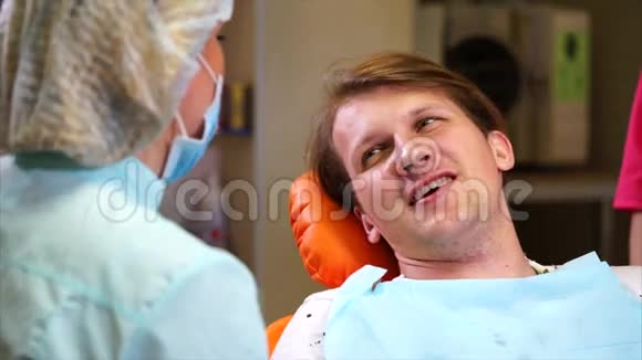 牙医检查后与病人交谈视频的预览图
