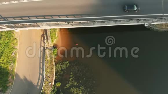 空中无人机在农村高速公路上的场景摄像机沿着道路移动汽车和卡车的俯视图视频的预览图