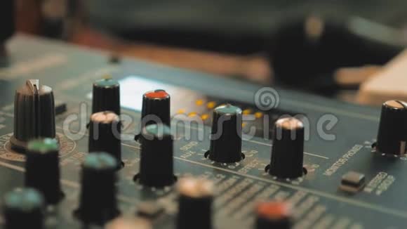 录音室与工程师或音乐制作人混合办公桌生活方式音频控制台混合概念视频的预览图