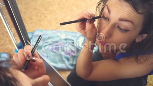 年轻女子照镜子化妆视频的预览图