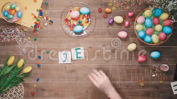 人们把耶稣的话放在用复活节彩蛋装饰的桌子上顶部视图视频的预览图