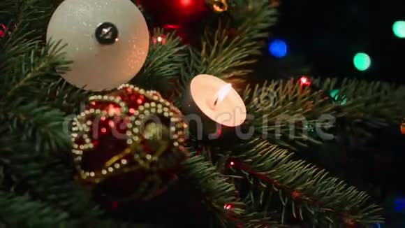 圣诞树上的圣诞装饰品背景花环上有蜡烛视频的预览图