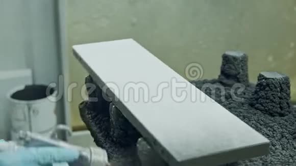 工人用喷漆粉刷厨房木门的缓慢动作视频的预览图