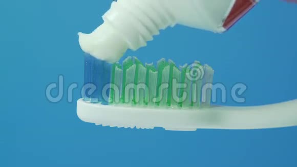 牙膏被挤在牙刷上视频的预览图