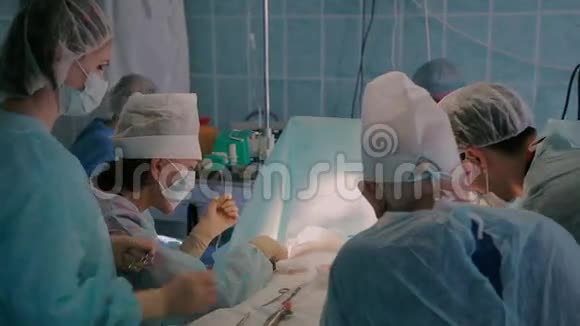 完成植入手术的外科医生视频的预览图
