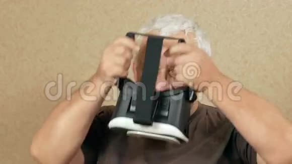 这个人在虚拟现实时代在家沙发上戴眼镜他摇了摇头想摸一下手视频的预览图