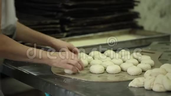 现代面包店的视频剪辑厨师把甜面包放在烤盘上视频的预览图