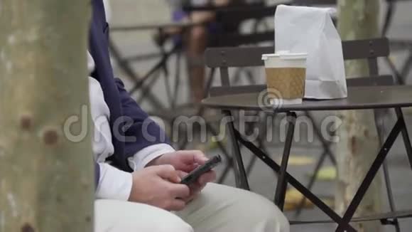 纽约一个有咖啡和百吉饼的男人的看法视频的预览图
