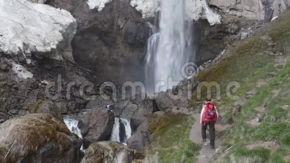 女游客去瀑布视频的预览图
