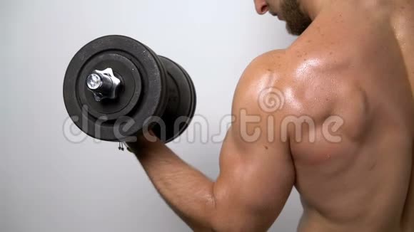 无体肌肉男抗阻带训练视频的预览图