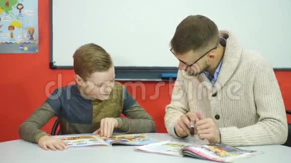 开朗的年轻男教师给男生打分工作视频的预览图