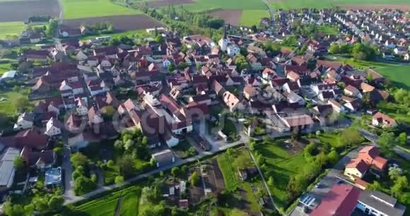 一个小小的欧洲城市中心有一座教堂欧洲建筑欧洲村庄视频的预览图