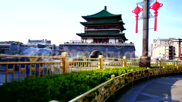 西安老哨塔繁忙的中国交通十字路口视频的预览图
