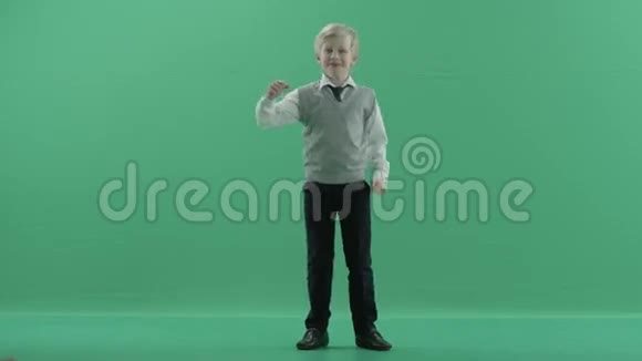 男生在绿屏背景下跳舞视频的预览图