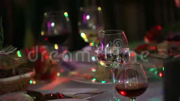 自助餐桌上有香槟和水果的酒杯餐厅或酒店大堂的自助餐桌摄像机视频的预览图