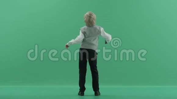 男生在绿屏背景下跳舞视频的预览图